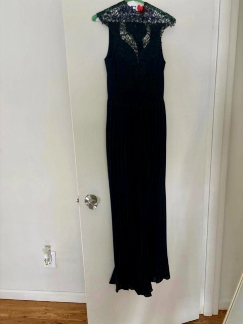 Black Lace Maxi Dress – Size Small 🤍🖤